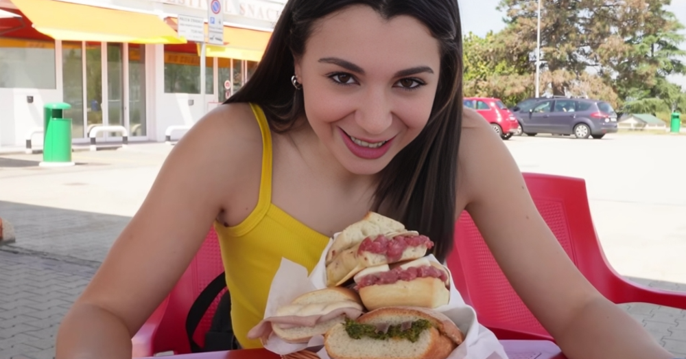 La migliore stazione di servizio in Italia? N&eacute; Autogrill n&eacute; Sarni o Chef Express. Giuliacrossbow e Franchino Er Criminale ci spiegano cosa (e come) si mangia sull&#039;autostrada A6 Torino-Savona. E il prezzo&hellip;