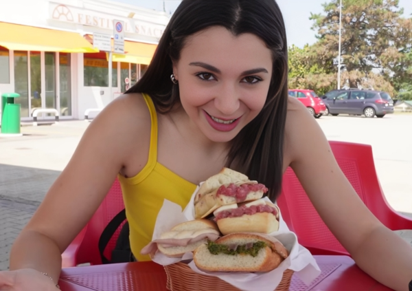 La migliore stazione di servizio in Italia? N&eacute; Autogrill n&eacute; Sarni o Chef Express. Giuliacrossbow e Franchino Er Criminale ci spiegano cosa (e come) si mangia sull&#039;autostrada A6 Torino-Savona. E il prezzo&hellip;