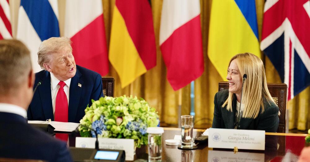LA VERA DIMOSTRAZIONE DI POTERE: abbiamo letto il linguaggio del corpo di Giorgia Meloni alla Casa Bianca: mentre Zelensky si toglie la divisa per sottomettersi a Trump, lei gli sussurra all&rsquo;orecchio (&ldquo;Non voglio mai parlare con la stampa italiana&rdquo;) e...