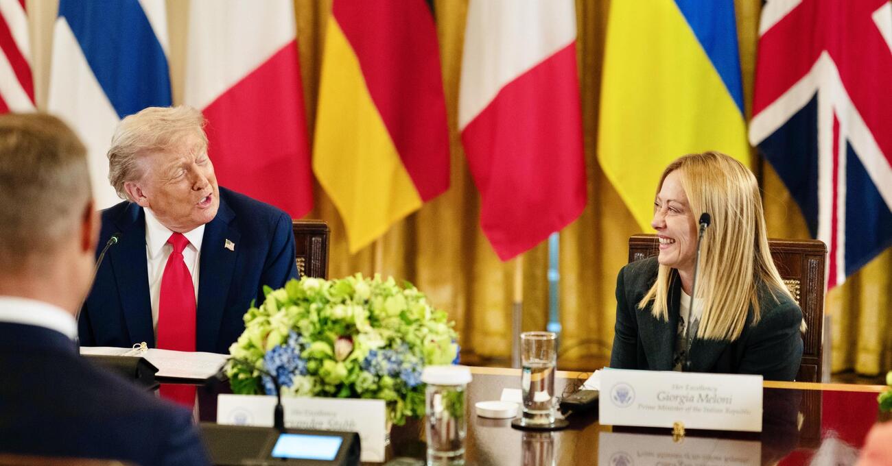LA VERA DIMOSTRAZIONE DI POTERE: abbiamo letto il linguaggio del corpo di Giorgia Meloni alla Casa Bianca: mentre Zelensky si toglie la divisa per sottomettersi a Trump, lei gli sussurra all&rsquo;orecchio (&ldquo;Non voglio mai parlare con la stampa italiana&rdquo;) e...