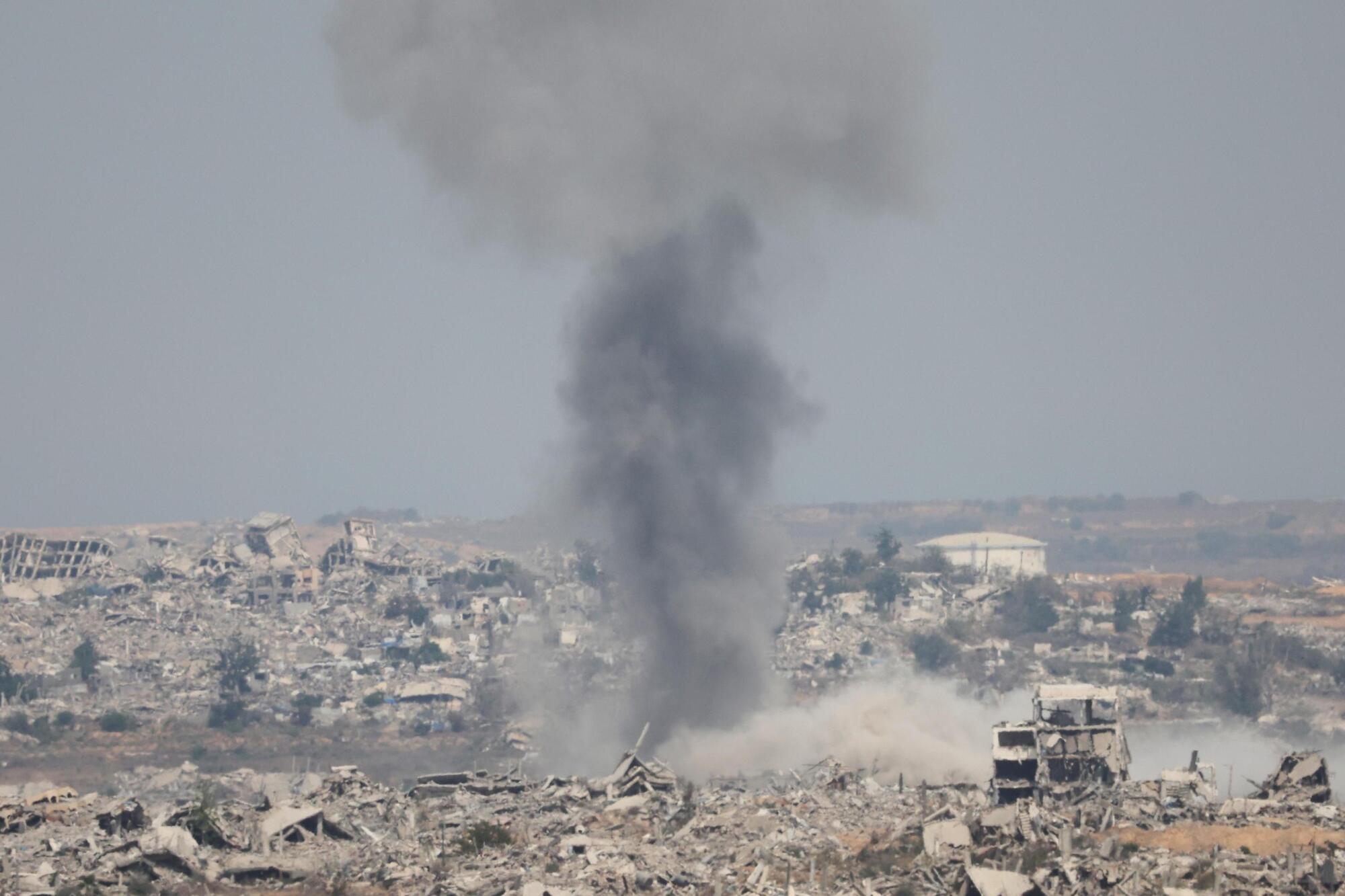 	 Il fumo che sale da un edificio distrutto dai bombardamenti israeliani