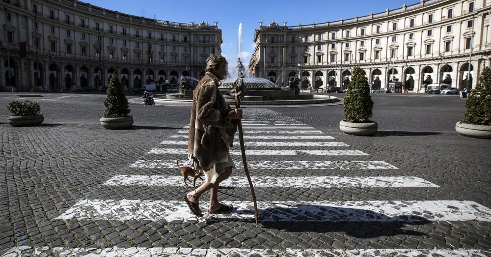 Il turismo alternativo? LE VACANZE A ROMA di Fulvio Abbate: deserta e allucinata, tra miraggi di Pasolini, Mastroianni e Sophia Loren, trasforma agosto in un&#039;esperienza erotica e surreale...