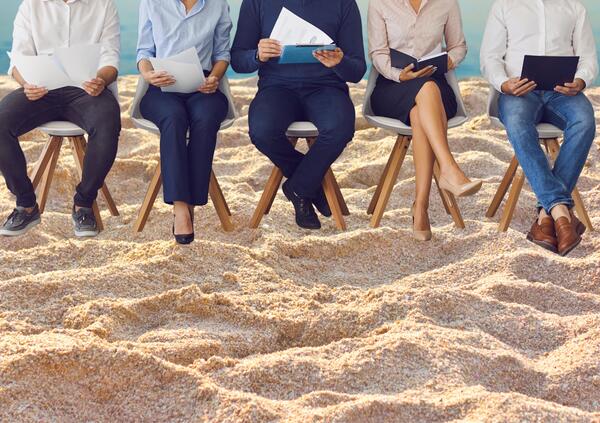Il caso letterario dell&rsquo;estate? Il manuale per passare il concorso al Ministero della giustizia: altro che vacanze, gialli e libri romance: gli italiani sotto l&rsquo;ombrellone pensano al posto fisso