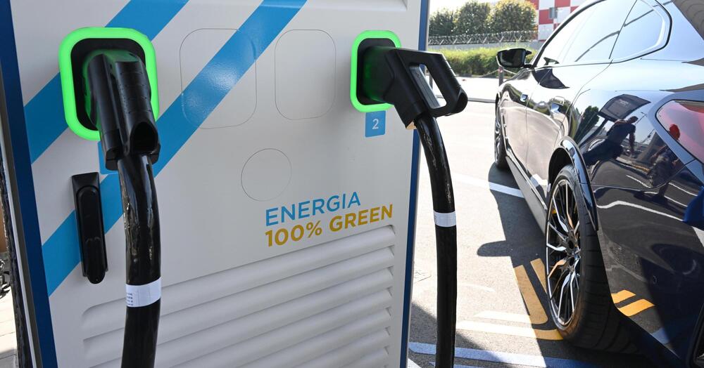 Davvero gli europei CREDONO nell&rsquo;auto elettrica con vendite RECORD nel 2025? Masterpilot Perucca Orfei asfalta Open: &quot;Senza incentivi non le compra nessuno&quot;. E i cinesi ringraziano...