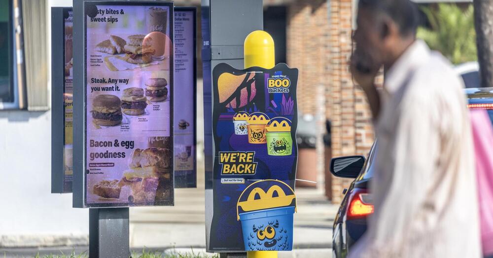 MANGIARE AL MCDONALD&#039;S &Egrave; UN LUSSO? Sempre pi&ugrave; adulti ordinano Happy Meal, ma non per i giochi, perch&eacute; non hanno soldi. Altro che fast food, il Big Mac &egrave; il nuovo Gucci del popolo