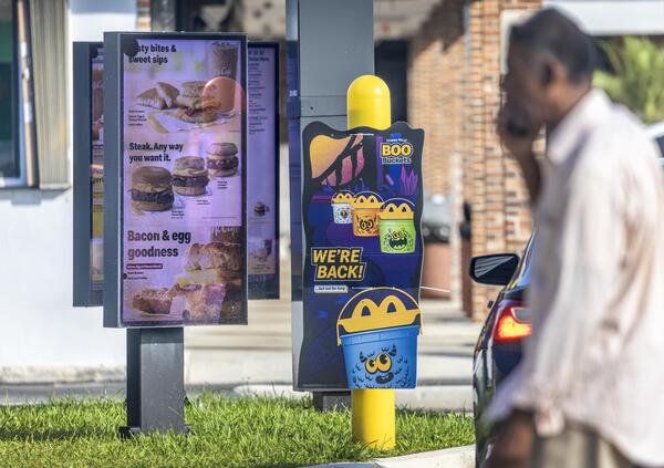 MANGIARE AL MCDONALD&#039;S &Egrave; UN LUSSO? Sempre pi&ugrave; adulti ordinano Happy Meal, ma non per i giochi, perch&eacute; non hanno soldi. Altro che fast food, il Big Mac &egrave; il nuovo Gucci del popolo