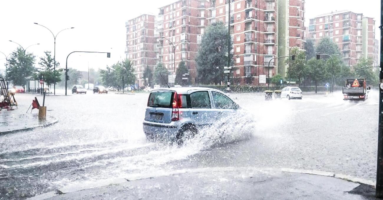AGOSTO TOSTO. Meteo e allerta temporali, ma cos&#039;&egrave; il downburst e quanto durer&agrave; il maltempo? Ecco cosa dicono le previsioni per Nord, Centro e Sud Italia