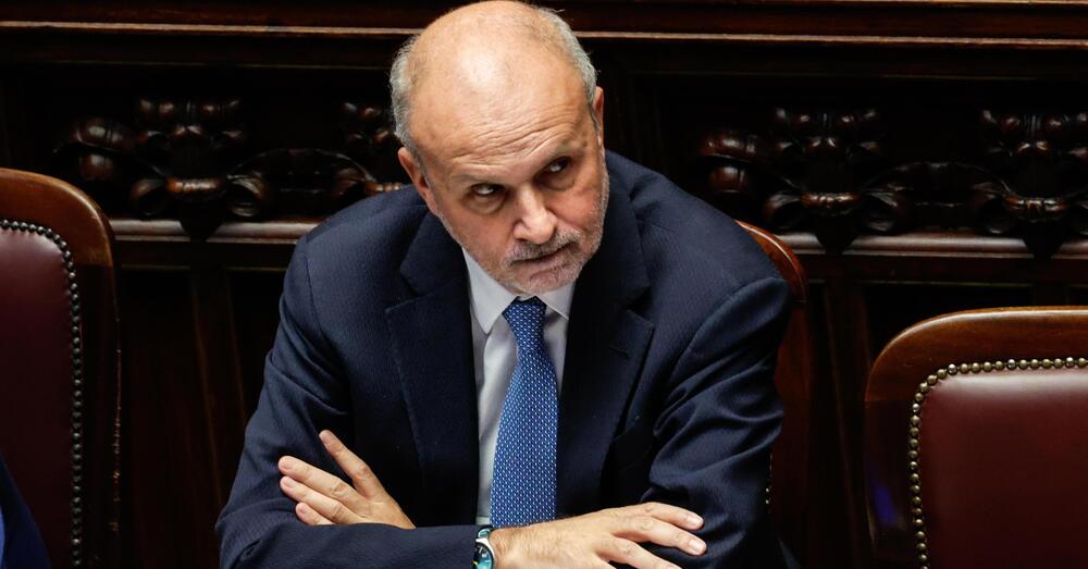 UNO CONTRO TUTTI: Schillaci scarica i no vax e ora rischia le dimissioni? Il governo si rivolta e i ministri si improvvisano esperti. Salvini: &ldquo;Non &egrave; scientificamente corretto&rdquo;. Lollobrigida: &ldquo;Il pensiero dominante non &egrave; sempre giusto&rdquo;. Ma che ne sanno? 