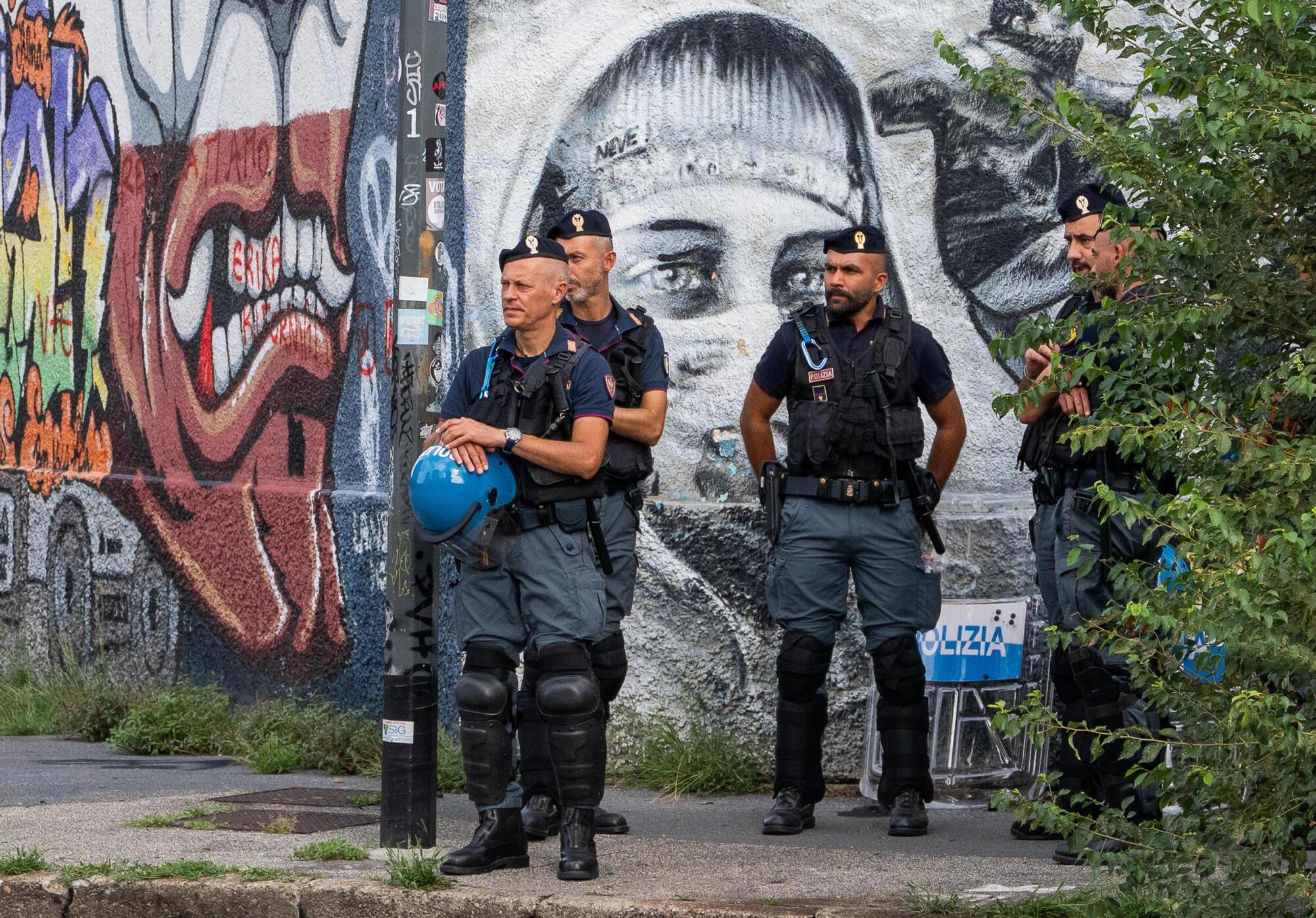 La polizia esegue, con l&#039;ufficiale giudiziario, l&#039;ordine di sfratto emesso nei confronti dello storico centro sociale Leoncavallo a Milano