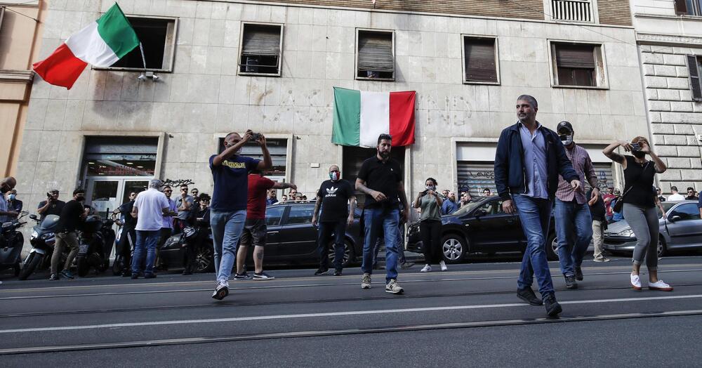 Bene lo sgombero del Leoncavallo a Milano. Ma la legge non vale anche per CasaPound a Roma?