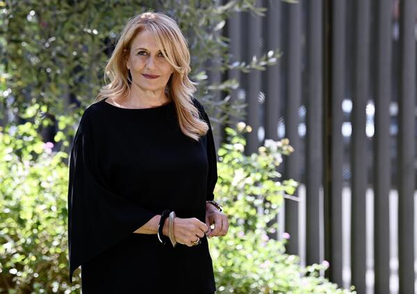 Perch&eacute; Monica Maggioni &quot;lascia la Rai&quot; ma, come Bruno Vespa, rimane collaboratrice esterna pagata (quanto?): che succede? Che senso ha? E chi la sostituir&agrave;? Spunta il nome di Giorgino, e intanto i compensi...