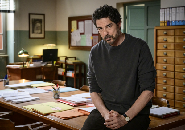 Un Professore su Rai 1: quando Alessandro Gasman non fa &quot;lezioni&quot; sui social, insegna filosofia in tv. Dopo le repliche estive, in arrivo la terza stagione: ecco quando. Ma ci saranno anche nuovi episodi per I Bastardi di Pizzofalcone?