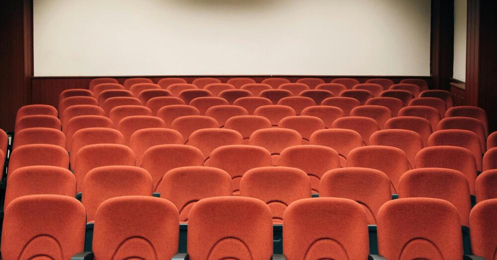 CINEMA IN CRISI: ma se fosse un grande ABBAGLIO? Ecco i dati sui film di quest&rsquo;anno tra Parthenope e Follemente. E i giovani che salvano le sale&hellip;