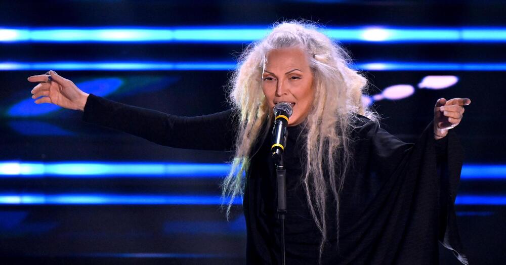 Anna Oxa, (s)concerto in piazza a Barcellona Pozzo di Gotto: battesimi (?) dal palco, fan in rivolta social e furti di collanine! Ma cos&#039;&egrave; successo davvero?