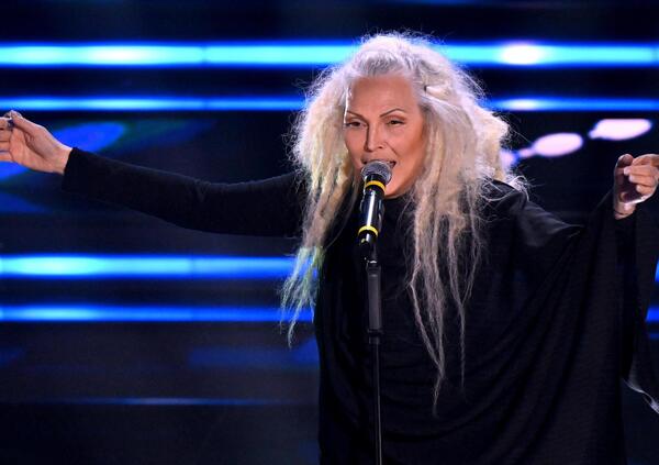 Anna Oxa, (s)concerto in piazza a Barcellona Pozzo di Gotto: battesimi (?) dal palco, fan in rivolta social e furti di collanine! Ma cos&#039;&egrave; successo davvero?