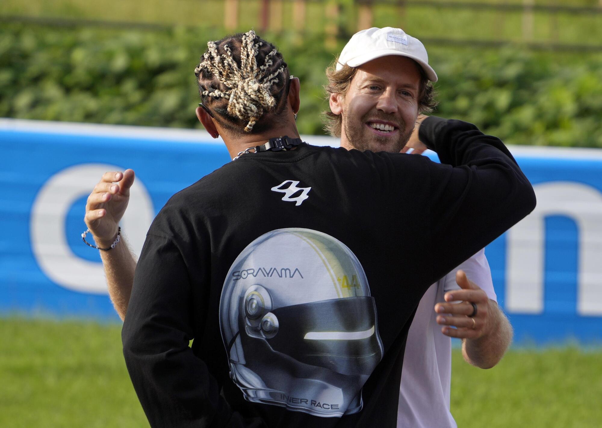 Sebastian Vettel insieme a Lewis Hamilton durante la presentazione di uno dei suoi progetti legati alla Formula 1