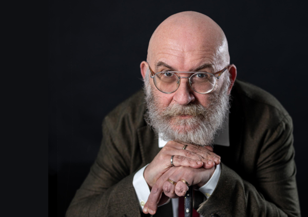 UCCIDI I RICCHI! Intervista totale a Sandrone Dazieri: &ldquo;Capezzone mi vuole fuori Rizzoli? Legga pi&ugrave; libri&rdquo;. Cerno sul Leoncavallo? &ldquo;Questione culturale, non di illegalit&agrave;&rdquo;. E sul Premio Strega: &ldquo;Romanzi che parlano del tinello&hellip;&rdquo;