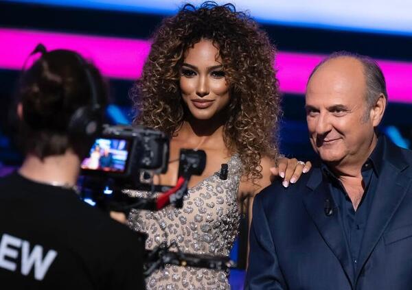 GI&Ugrave; LE MANI DA SAMIRA LUI! La Ruota della Fortuna &ldquo;&egrave; un programma patriarcale e maschilista&rdquo;? Naike Rivelli smaschera le ipocrisie: &ldquo;Al posto delle veline mettete Rosy Bindi, poi vediamo gli ascolti...&rdquo;