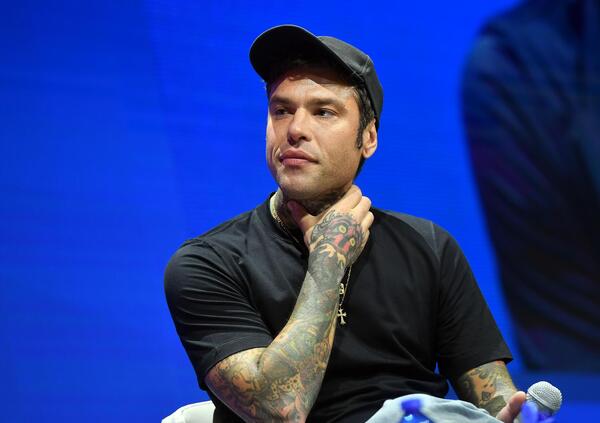 &quot;Fedez gli ha tirato un calcio&quot;, ma &egrave; vero? Nuovo video VIRALE di un vip che da Porto Cervo si incazza con un fan (dopo Belen). E un&#039;altra occasione buona sui social per litigare sul nulla?