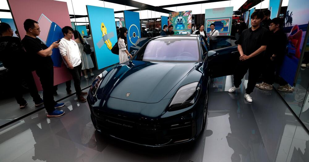 &Egrave; LA FINE DELL&#039;ELETTRICO? Porsche si arrende con lo stop alla produzione di batterie, Perucca Orfei Masterpilot: &quot;Oggi l&rsquo;affare &egrave; comprarsi una Taycan usata: paghi un terzo di quello che costava...&quot;