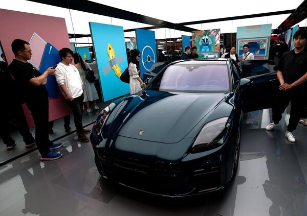&Egrave; LA FINE DELL&#039;ELETTRICO? Porsche si arrende con lo stop alla produzione di batterie, Perucca Orfei Masterpilot: &quot;Oggi l&rsquo;affare &egrave; comprarsi una Taycan usata: paghi un terzo di quello che costava...&quot;