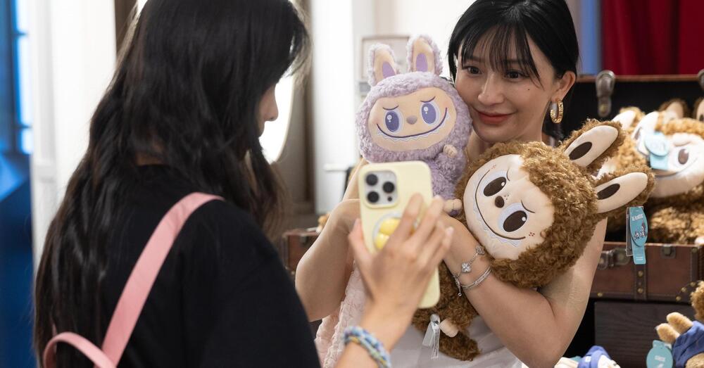 I LABUBU SONO GI&Agrave; VECCHI? Siamo stati in Cina e vi sveliamo (in anticipo) i nuovi jolly di Pop Mart: da Crybaby a Skullpanda, ecco i prossimi pupazzi che conquisteranno l&#039;Occidente