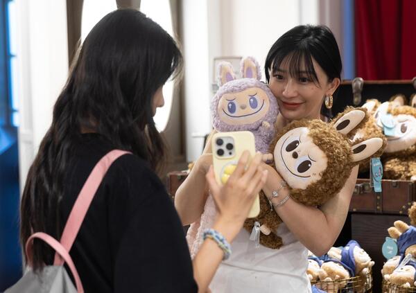 I LABUBU SONO GI&Agrave; VECCHI? Siamo stati in Cina e vi sveliamo (in anticipo) i nuovi jolly di Pop Mart: da Crybaby a Skullpanda, ecco i prossimi pupazzi che conquisteranno l&#039;Occidente