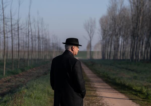 Abbiamo visto La Grazia, il film di Paolo Sorrentino con Toni Servillo e Anna Ferzetti alla Mostra del cinema di Venezia, ma com&rsquo;&egrave;? Tutto quello che (ri)volevamo dal regista premio Oscar