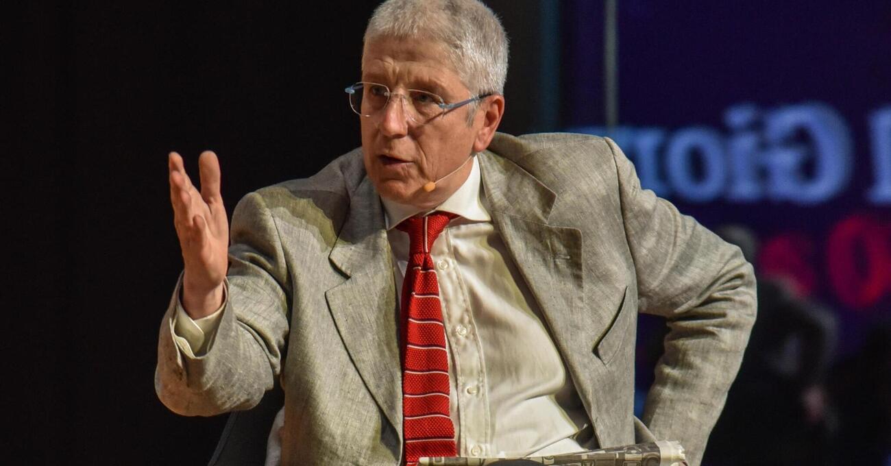 Mario Giordano choc: &quot;Per gli scienziati del Covid serve una Norimberga&quot;. E sui vaccini sostiene l&#039;infettivologo Garavelli: &quot;Tachipirina e vigile attesa? Ha aumentato la mortalit&agrave;...&quot;