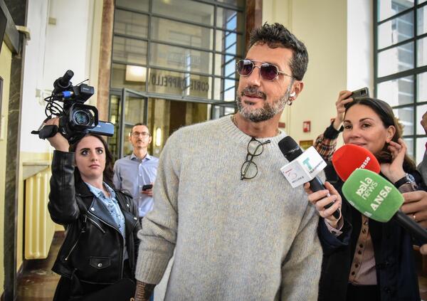 Ma non era Batman? Falsissimo Adolescence, Fabrizio Corona denunciato per stalking da una madre: &ldquo;Mi ha perseguitato&rdquo;