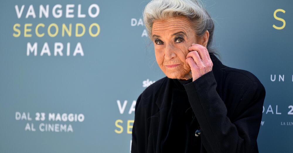 Da &quot;Mia moglie&quot; alle foto &quot;rubate&quot; su Phica, Barbara Alberti spiazza tutti: &ldquo;Cazzate, il mondo sta per esplodere!&quot; Il Grande Fratello? &quot;Siamo noi pettegoli. Rimpiango il Medioevo...&quot;