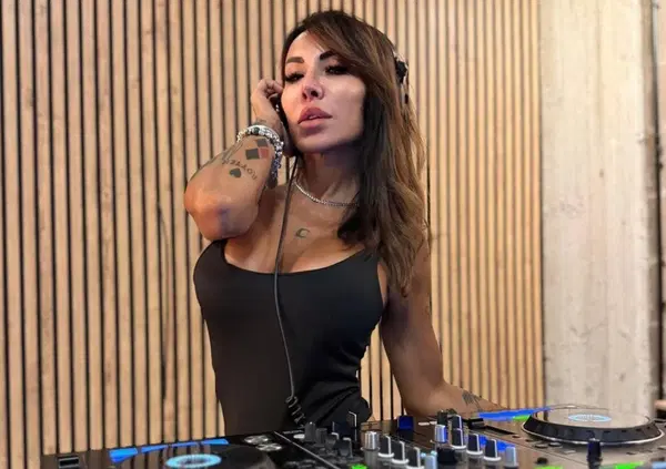 Proteste per Malena Dj? Benny Green la difende, ma c'&egrave; un ma: &ldquo;Smetta di sentirsi perseguitata&rdquo;. E su Siffredi&hellip;