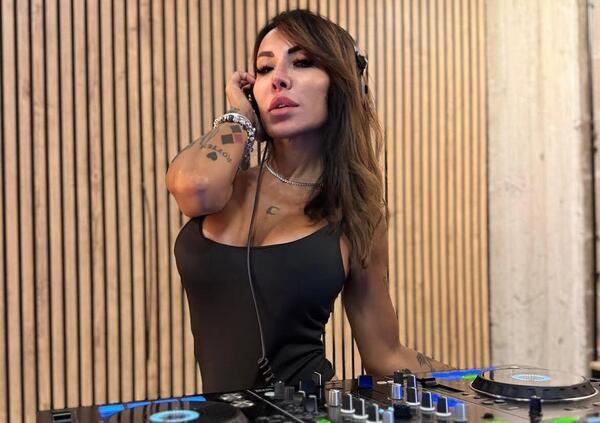 Proteste per Malena Dj? Benny Green la difende, ma c&#039;&egrave; un ma: &ldquo;Smetta di sentirsi perseguitata&rdquo;. E su Siffredi&hellip;