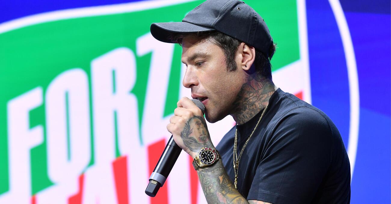 La Russa, Santanch&egrave;, Fedez sullo yacht? &Egrave; la foto dell&rsquo;estate 2025: noi siamo noi e voi non siete un caz*o!