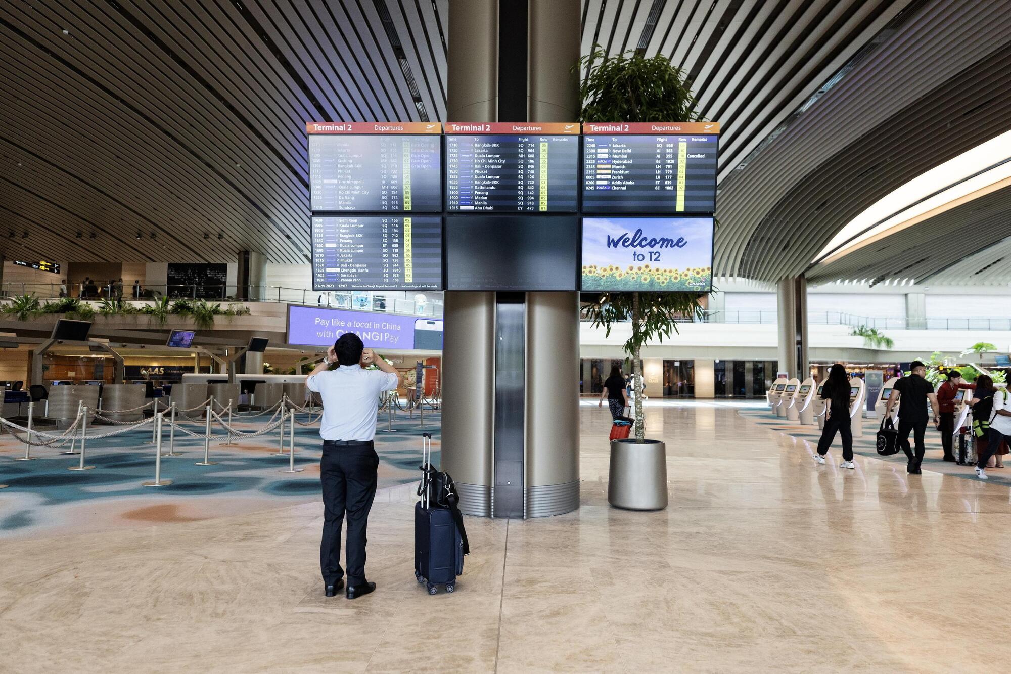 Dopo aver partecipato ai Mondiali di nuoto proprio a Singapore, Benedetta Pilato e Chiara Tarantino – entrambe di ritorno in Italia – sono state fermate all'aeroporto locale con l'accusa di furto