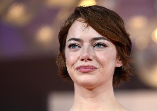 Ma l&#039;avete vista Emma Stone in Bugonia? Pare Giorgia Meloni quando fa le facce strane. No, ma uguali proprio