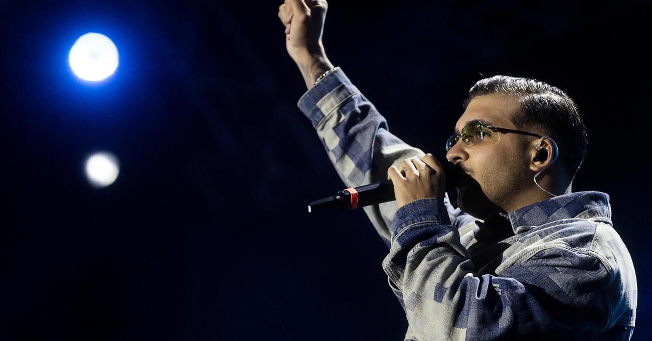 Geolier, che straccia il contratto col Napoli sullo speaker &ldquo;Decibel&rdquo; Bellini, per i fan &egrave; un eroe, ma per Paolina Saulino &egrave; tutta una sceneggiata: &quot;Amo&#039;, ripigliati perch&eacute;&hellip;&quot;