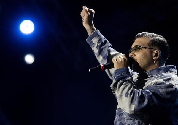 Geolier, che straccia il contratto col Napoli sullo speaker &ldquo;Decibel&rdquo; Bellini, per i fan &egrave; un eroe, ma per Paolina Saulino &egrave; tutta una sceneggiata: &quot;Amo&#039;, ripigliati perch&eacute;&hellip;&quot;
