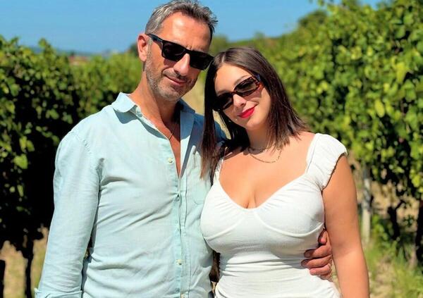 Nica e Sam, la coppia con 30 anni di differenza che fa impazzire i social: &quot;Minacciati di morte e insultati di pedofilia, ma ci amiamo&rdquo;. Il gruppo &ldquo;Mia moglie&rdquo; su Facebook? &ldquo;Fa ribrezzo&hellip;&rdquo;