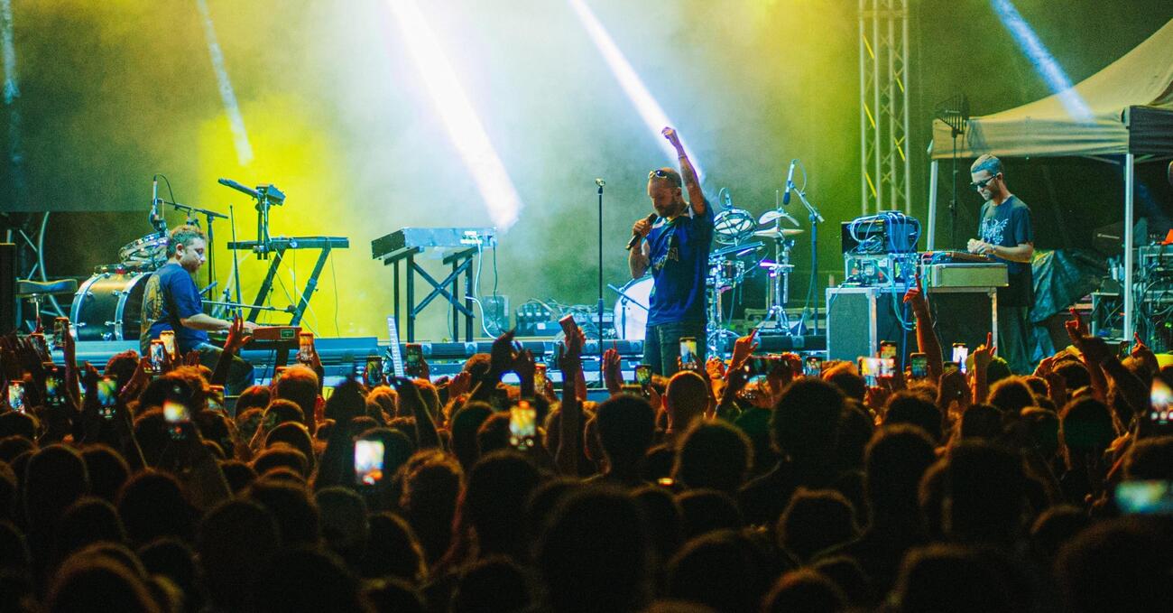 Siamo stati al Transumare Fest a due passi dal mare tra concerti, yoga, arrosticini e trekking: non solo un evento musicale, ma una piccola vacanza in cui riscoprire le bellezze dimenticate dell&rsquo;Italia. Ecco come &egrave; andata&hellip;