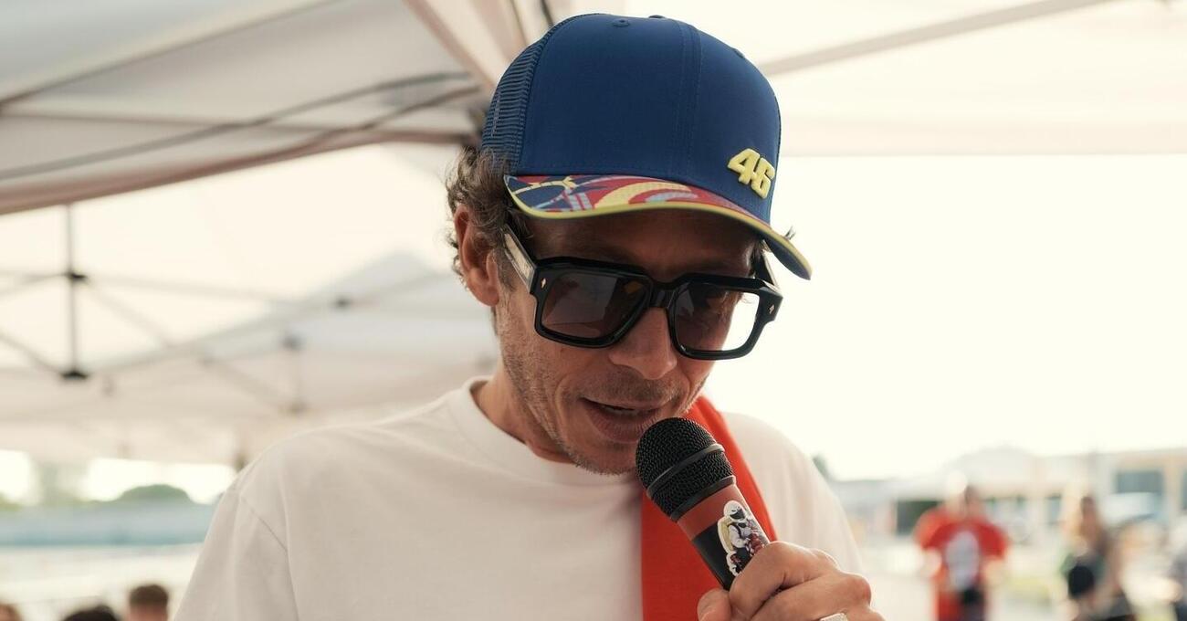 Valentino Rossi giornalista, Cesare Cremonini in bagarre, Pecco Bagnaia felice: il Trofeo Walter Distillati 2025 &egrave; stato un inno alla &ldquo;sburonaggine&rdquo; di chi sa cazzeggiare seriamente. Ecco com&rsquo;&egrave; andata