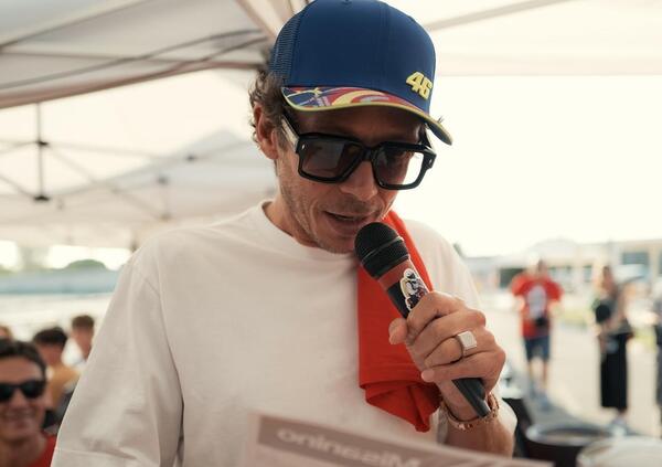 Valentino Rossi giornalista, Cesare Cremonini in bagarre, Pecco Bagnaia felice: il Trofeo Walter Distillati 2025 &egrave; stato un inno alla &ldquo;sburonaggine&rdquo; di chi sa cazzeggiare seriamente. Ecco com&rsquo;&egrave; andata