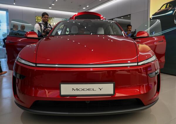 Com&egrave; la Tesla Model Y Performance 2026? Perucca Orfei Masterpilot l&#039;ha provata e ci spiega la svolta: &quot;Un missile travestito da Suv. Non sono contro l&rsquo;elettrico nativo, ma...&quot; [video]
