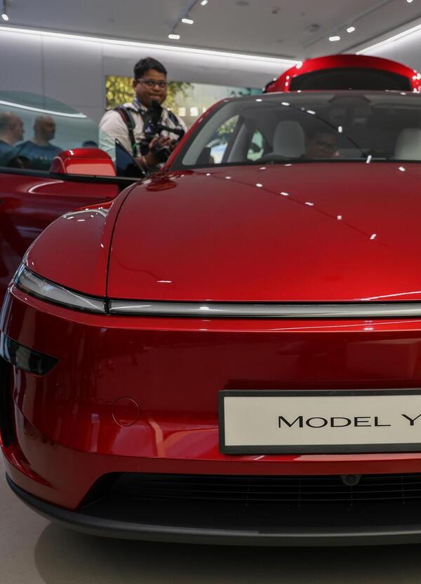 Com&egrave; la Tesla Model Y Performance 2026? Perucca Orfei Masterpilot l&#039;ha provata e ci spiega la svolta: &quot;Un missile travestito da Suv. Non sono contro l&rsquo;elettrico nativo, ma...&quot; [video]