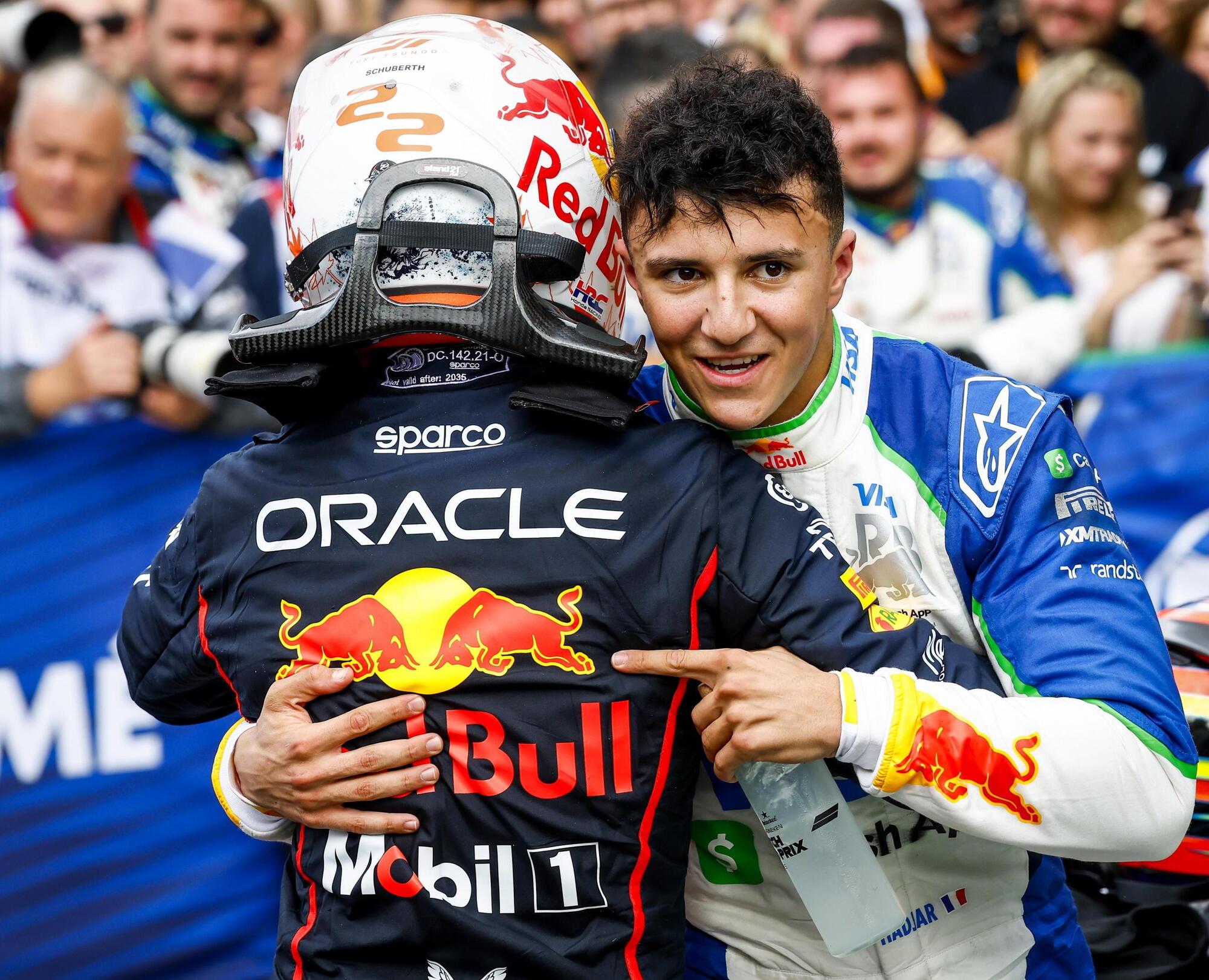 Isack Hadjar nell&#039;abbraccio con Max Verstappen al Gran Premio d&#039;Olanda