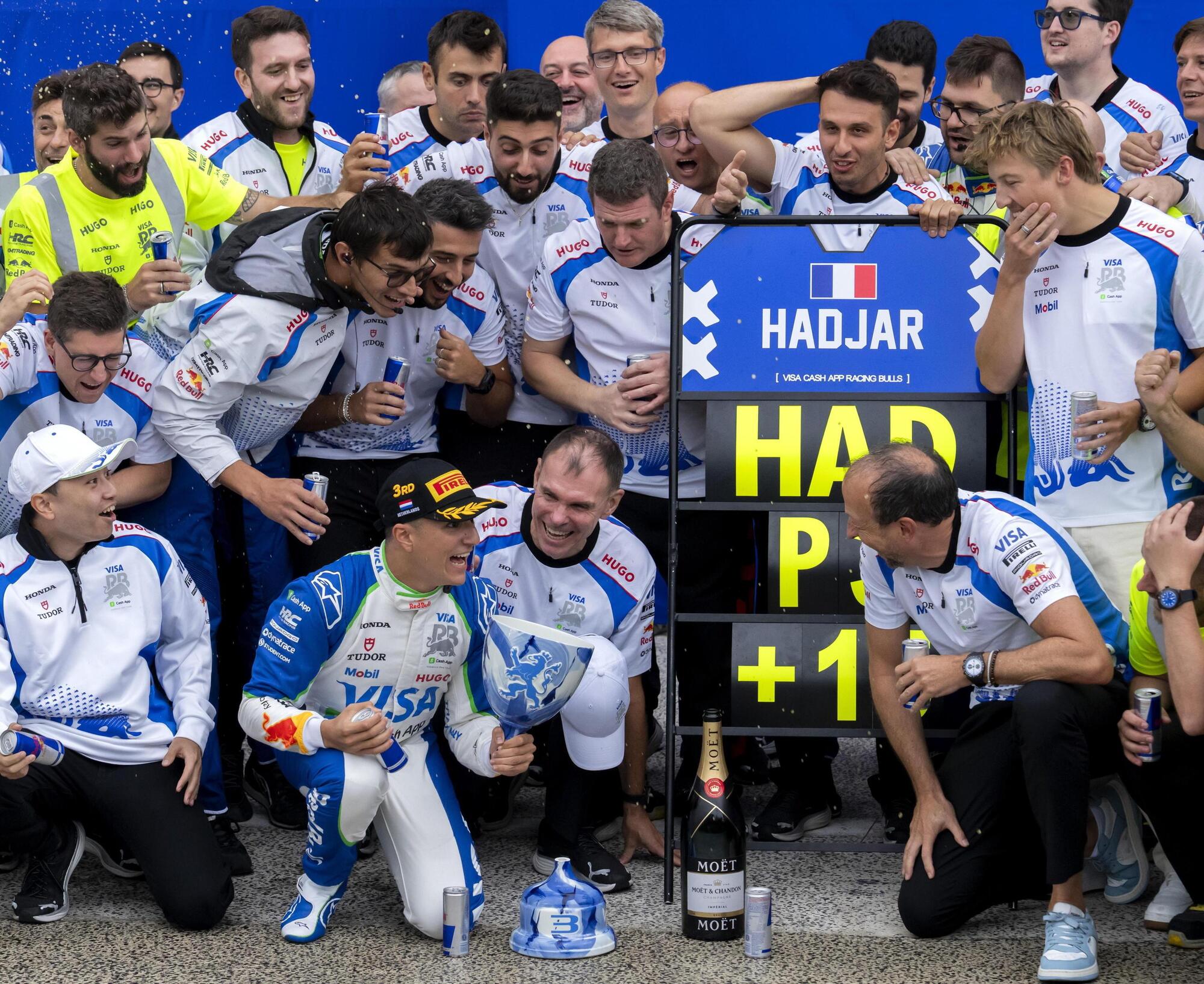 Isack Hadjar, i membri della Racing Bulls e il trofeo rotto del Gran Premio d'Olanda
