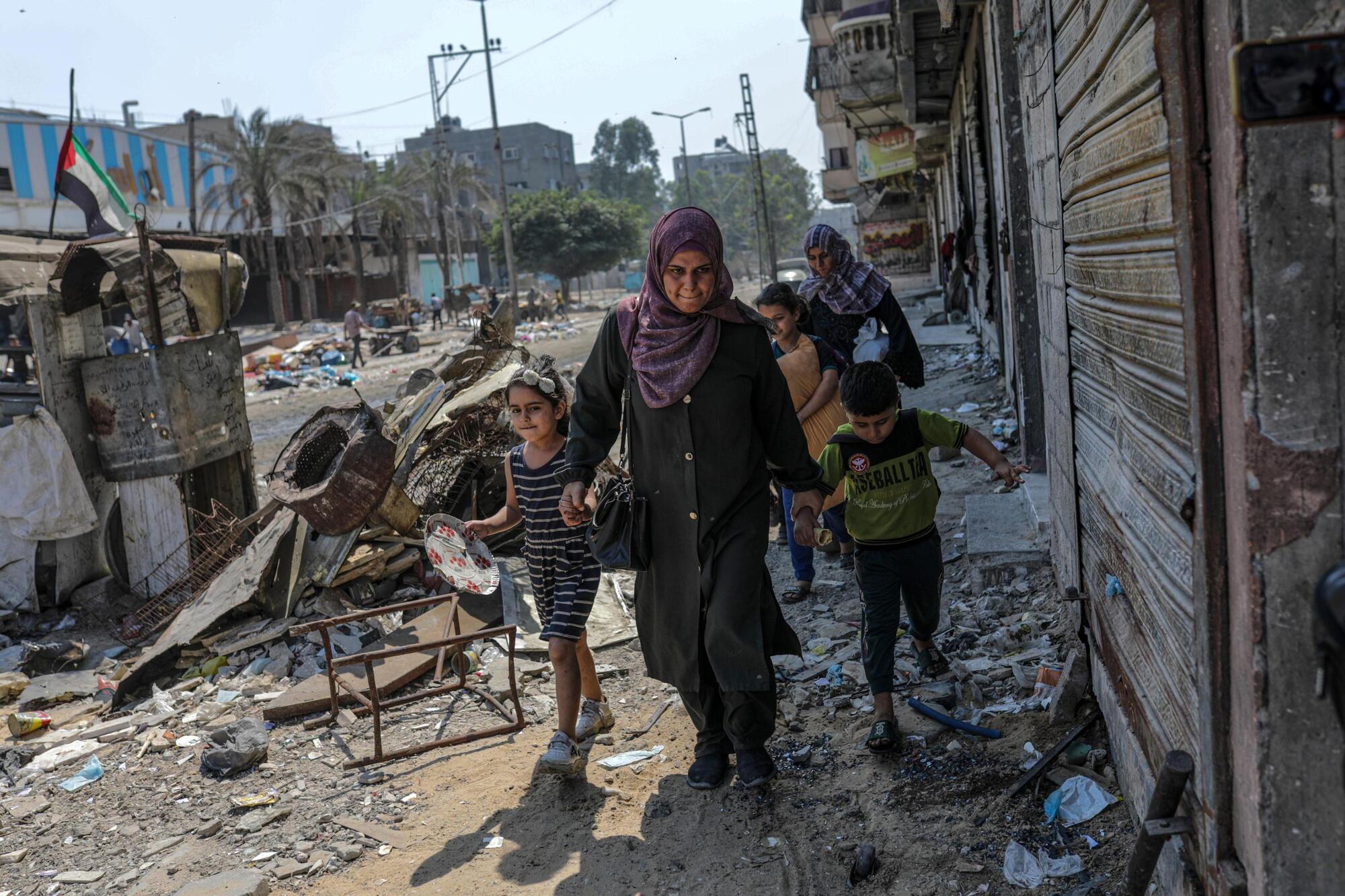 Civili palestinesi fuggono dai raid israeliani