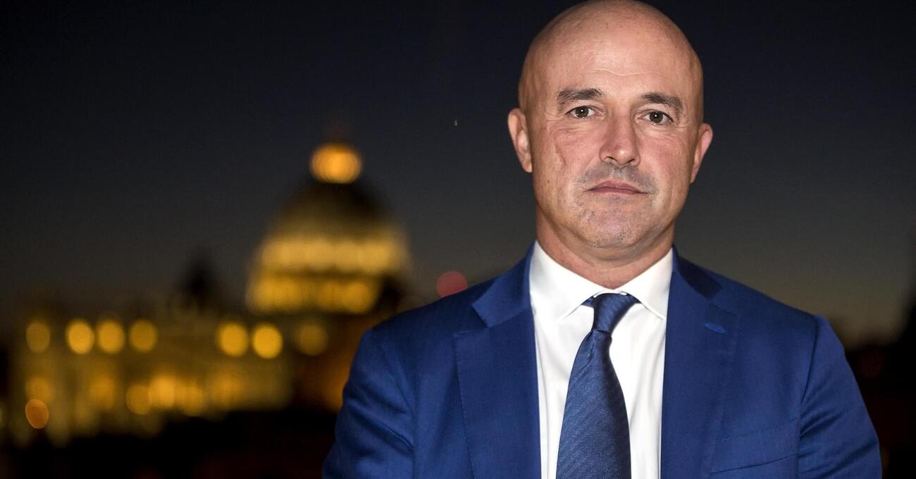 Dentro la Notizia o Quarto Grado al pomeriggio? Abbiamo visto il nuovo programma di Nuzzi su Canale 5: cronaca nera e morti, era quasi meglio la D&#039;Urso...