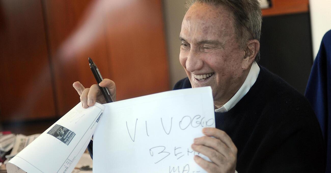 Cosa muore quando muore Emilio Fede: tv, Berlusconi e figure di mer*a. Non era un giornalista, ma un artista
