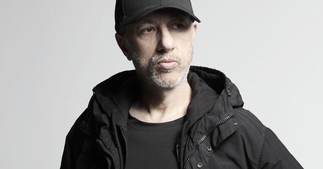 Abbiamo ascoltato Canerandagio parte 2, il disco di Neffa, ma com&#039;&egrave;? Si avvicina al sole, ma senza bruciare nei raggi dell&#039;hip hop (anche per colpa di featuring e marketing)